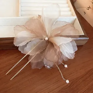 Épingle à cheveux élégante en tissu avec fleurs, perles et glands dorés sur bois