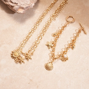 Parure de bijoux dorés thème océan avec pendentifs étoile de mer et breloques coquillage