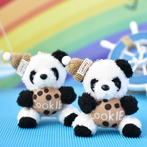 Paar schattige pluchen panda sleutelhangers met koekjes en bruine gebreide hoeden