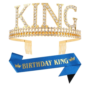 Détail d'une couronne dorée KING avec écharpe bleue pailletée Birthday King assortie