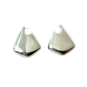 Minimalistische silberne U-förmige geometrische Ohrringe mit poliertem Metallic-Glanz-Effekt