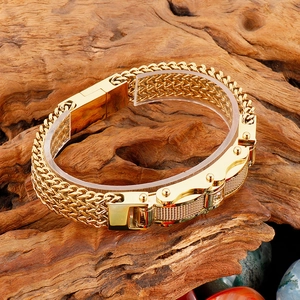 Détail d'un bracelet doré pour homme avec boucle mécanique et pierre de zircon