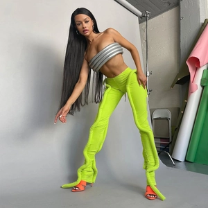 Detailaufnahme der neongrünen gerippten Jogginghose mit silbernem Metallring-Crop-Top