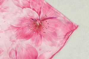 Détail de l'imprimé floral rose sur tissu en maille transparente avec couture fine