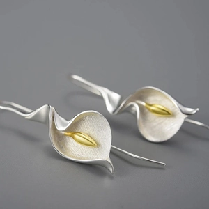 Élégantes boucles d'oreilles calla bicolores en argent brossé et finition dorée