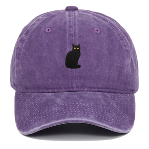 Nahaufnahme einer lila Baseballkappe aus Baumwolle mit Stickerei einer schwarzen Katze.