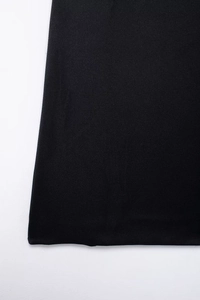 Gros plan sur la texture du tissu tissé noir de qualité avec un lustre subtil sur fond blanc