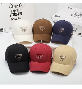 Broderie détaillée sur six casquettes de baseball multicolores avec emballage de luxe