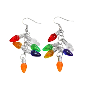 Détail de boucles d'oreilles festives de Noël avec mini-ampoules colorées et transparentes