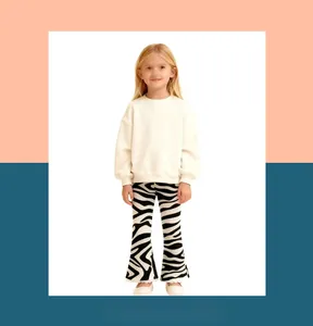 Gros plan sur le legging évasé pour filles avec motif zèbre noir et blanc et maille