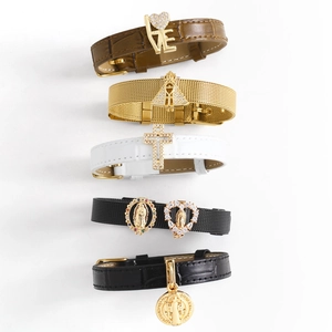 5-teiliges 18k vergoldetes Armband-Set mit Kreuzanhängern und Zirkoniasteinen auf weiß