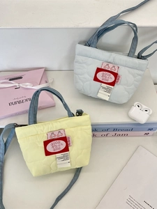 Petit sac à main matelassé mignon bleu clair et jaune avec logo cerise et bandoulière