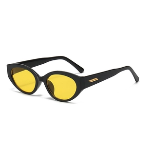 Lunettes de soleil œil de chat rétro avec monture noire et verres jaunes tendance