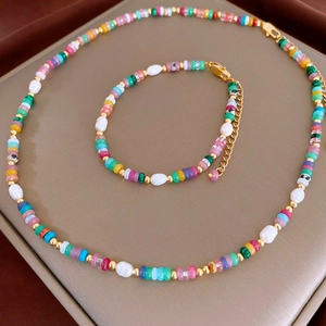 Détail de collier et bracelet perlés avec pierres naturelles et perles baroques
