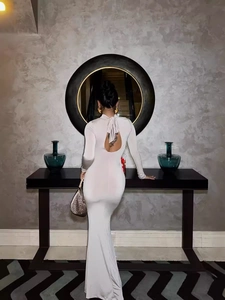 Robe de soirée blanche élégante à manches longues, dos nu avec nœud et coupe ajustée