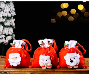 Detailsicht von Weihnachts-Kordelzugbeuteln mit Weihnachtsmann, Schneemann und Eisbär