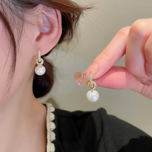 Élégantes créoles dorées avec zircons et perles blanches rondes pour femmes, style chic
