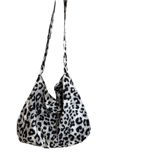 Fashionable leopard print canvas tote bag with long strap and large capacity design