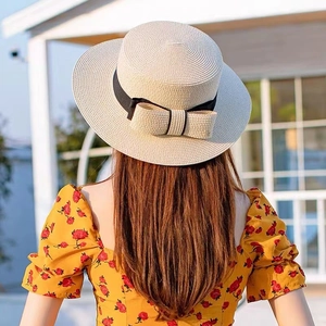 Eleganter beiger Strohhut für Damen mit schwarzer Schleife für Sommer und Sonnenschutz