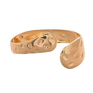 Bracciale rigido dorato aperto con trama in metallo martellato e design a forma di C