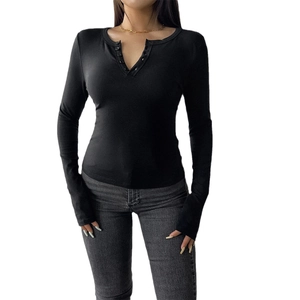 T-shirt noir ajusté à manches longues pour femmes avec col en V et boutons de style Y2K
