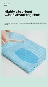 Détail du chiffon microfibre bleu à écailles de poisson absorbant l'eau instantanément