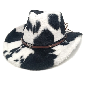 Chapeau de cowboy en peluche imprimé vache avec bande en cuir et emblème de tête de taureau