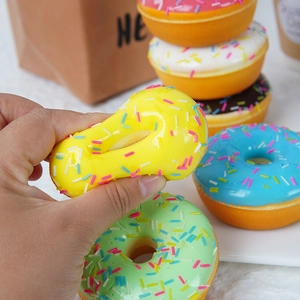 Beignets squishy en PU colorés à montée lente avec pépites pour décor et soulagement du stress