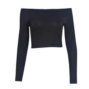 Λεπτομέρεια μαύρου ριμπ crop top με μακριά μανίκια και έξω τους ώμους σε στενή γραμμή