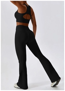 Détail de la texture côtelée et du dos nu de cet ensemble de yoga noir pour femmes