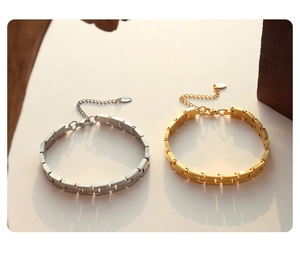 Detail of adjustable flat chain bracelets in silver and gold with lobster clasp