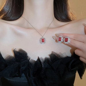 Set collana e orecchini vintage in argento con zirconi rossi indossato da modella