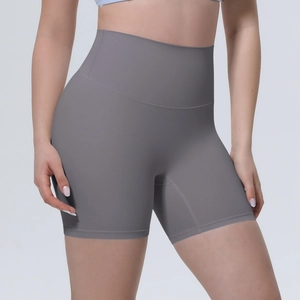 Détail du short de yoga gris foncé à taille haute avec contrôle du ventre et coupe sans couture