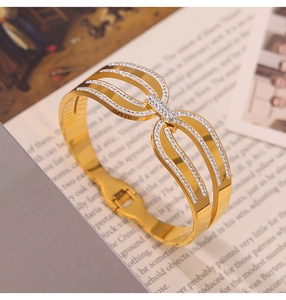 Détail du bracelet ajouré en acier plaqué or 18k orné de cristaux micro-pavés