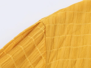 Vista macro dettagliata della trama del tessuto seersucker giallo e volant