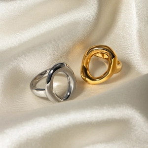 Minimalistische 18k Gold- und Silberringe aus Edelstahl auf weichem weißem Seidenstoff