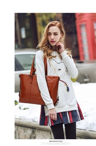 Borsa tote vintage in pelle cerata marrone con outfit invernale in uno scenario innevato