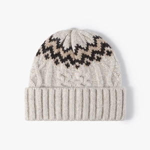 Gestreifte Jacquard-Strickmütze in Beige-Grau mit schwarzen Mustern und dickem Rippbündchen