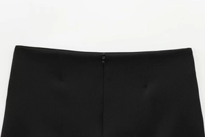 Vue détaillée de la fermeture éclair invisible sur une jupe noire en ligne A