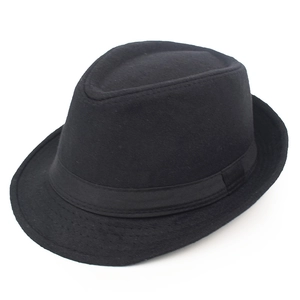 Détail d'un chapeau fedora noir en laine avec coutures sur le bord et ruban en satin