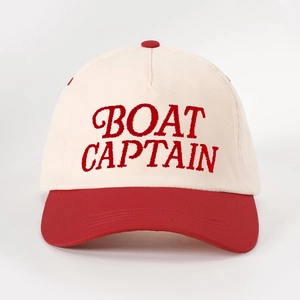 Beigefarbene Baseballkappe mit rotem Schirm und roter BOAT CAPTAIN Bestickung auf der Vorderseite