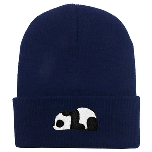 Detailansicht der Panda-Stickerei auf dunkelblauer Strickmütze für den Winter