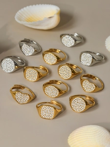 Makroaufnahme von gold- und silbernen Zirkon-Pave-Ringen mit Herz- und Geometrieformen