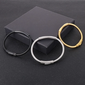 Dettaglio dei bracciali elastici a maglia serpente nelle varianti oro, argento e nero
