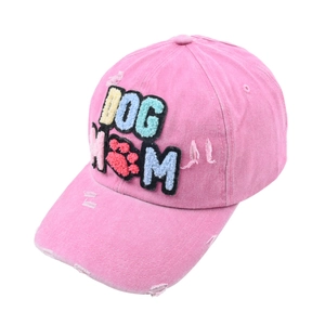 Gros plan sur la broderie DOG MOM d'une casquette de baseball rose délavée et usée