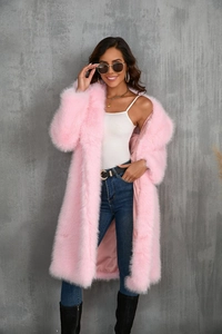 Cappotto lungo in pelliccia ecologica rosa con consistenza morbida e ampio collo a rever