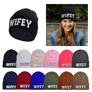 Détail de la broderie Wifey sur les diverses options de couleurs de ces bonnets