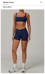 Détail d'un ensemble de yoga bleu marine avec short taille croisée et brassière en U