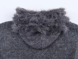 Detail eines dunkelgrauen Strick-Hoodies mit weichem Kunstpelz-Besatz an der Kapuze
