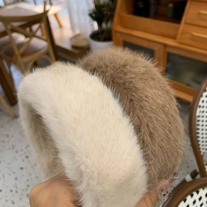 Détail de serre-têtes en fausse fourrure douce de couleur beige et camel pour l'hiver